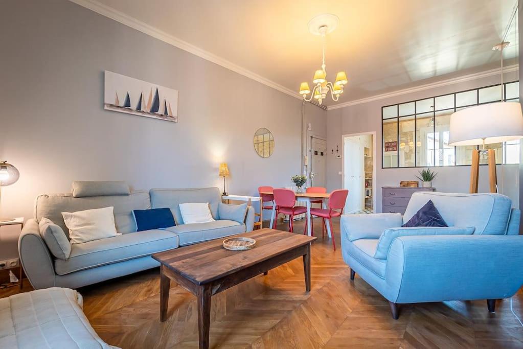 ein Wohnzimmer mit blauen Sofas und einem Tisch in der Unterkunft L'Atelier Pop, Beau T3, Quartier des Beaux Arts in Montpellier