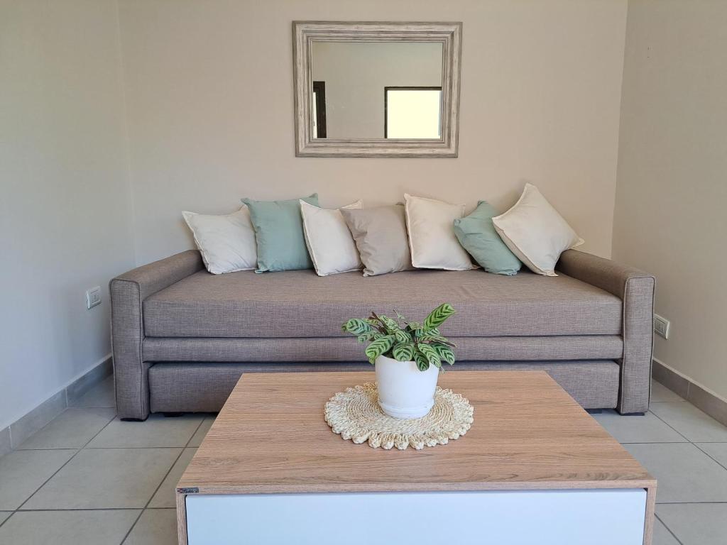 sala de estar con sofá y mesa en Espectacular ubicación con terraza propia en Mendoza