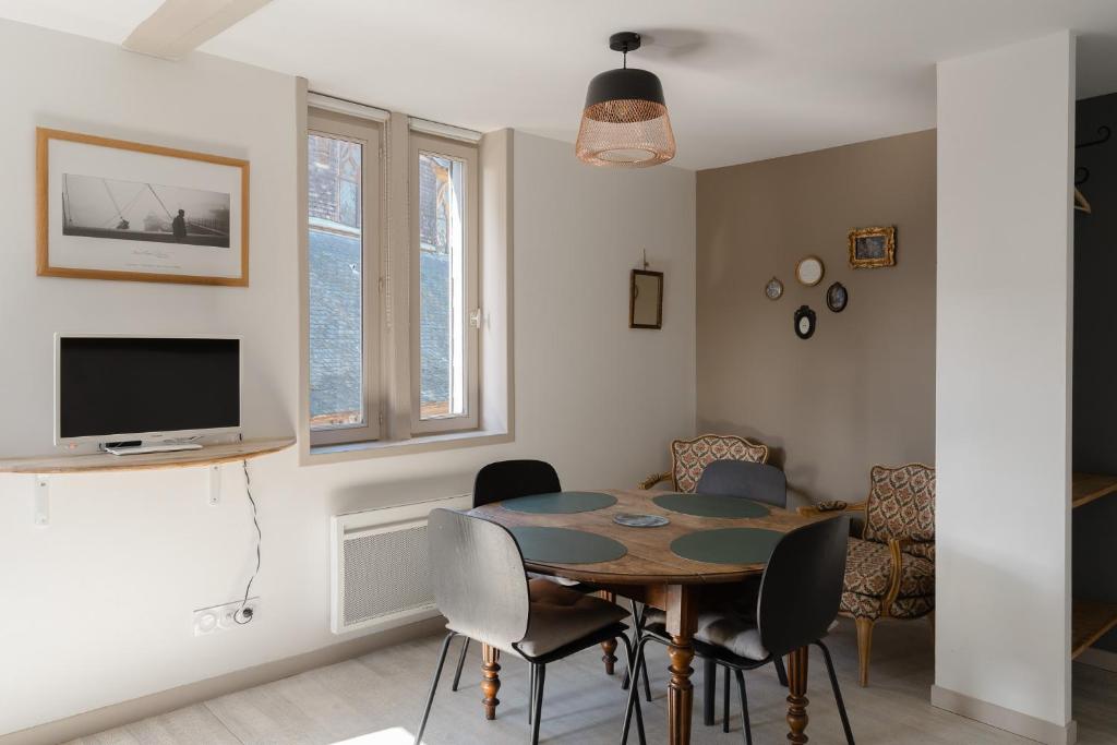 a dining room with a table and chairs at Studio et appartements Sainte Catherine in Honfleur