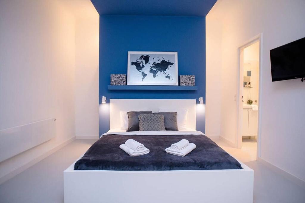 ブダペストにあるCute, new and modern apartment in the centerの青い壁のベッドルーム1室(大型ベッド1台付)