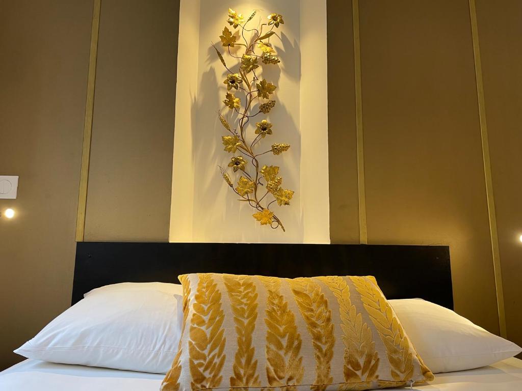 a bed with a yellow blanket on top of it at Studio et appartements Sainte Catherine in Honfleur