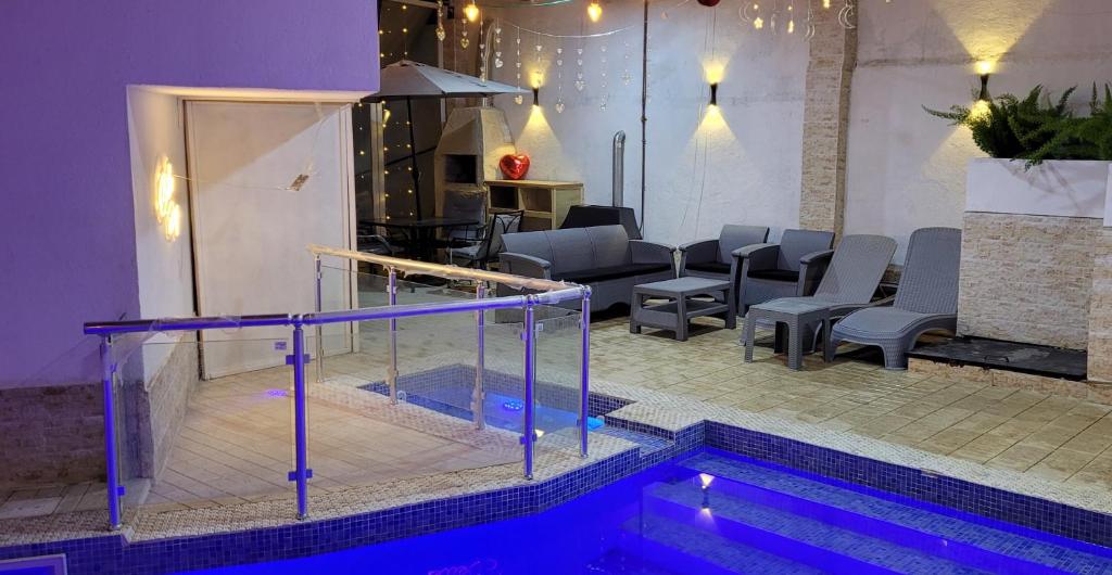 una piscina in una stanza con sedie e una sala d'attesa di Immeuble Thala Tigzirt Duplex de 135m avec 2h de piscine en privé a Tigzirt