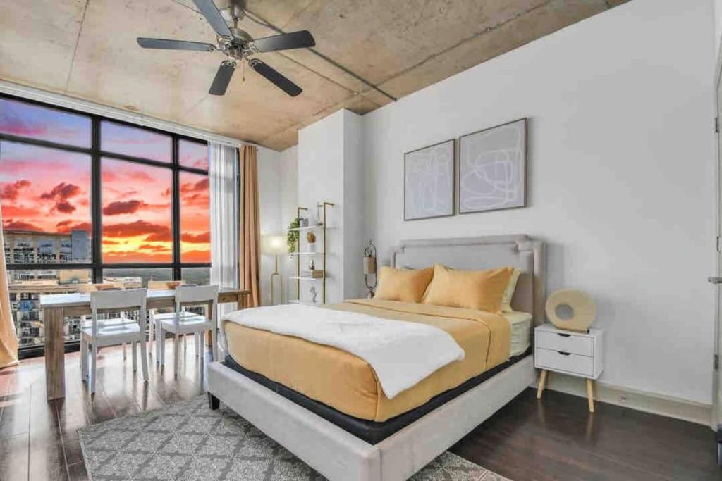 um quarto com uma cama e uma sala de jantar com uma mesa em The perfect gateway with magical views in DT ORL em Orlando