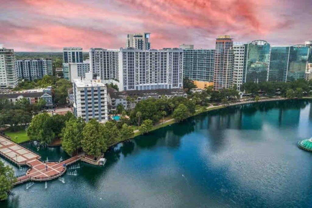 eine Luftansicht einer Stadt mit einem großen Wasserkörper in der Unterkunft Cozy retreat getaway Family-sized By Lake Eola in Orlando