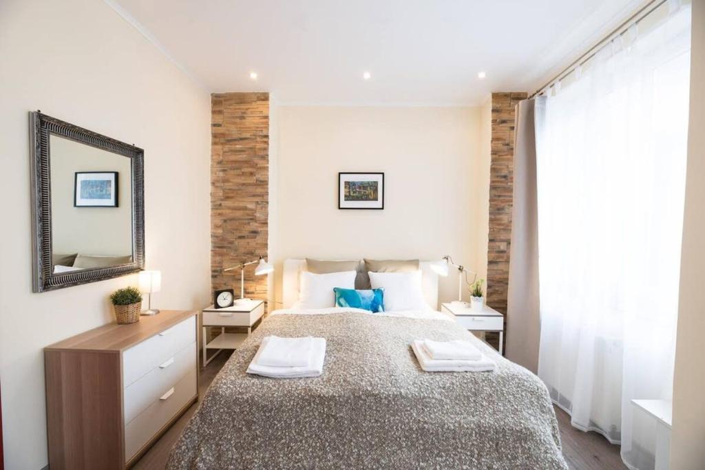 Posteľ alebo postele v izbe v ubytovaní Ultra central large home with AC and balcony