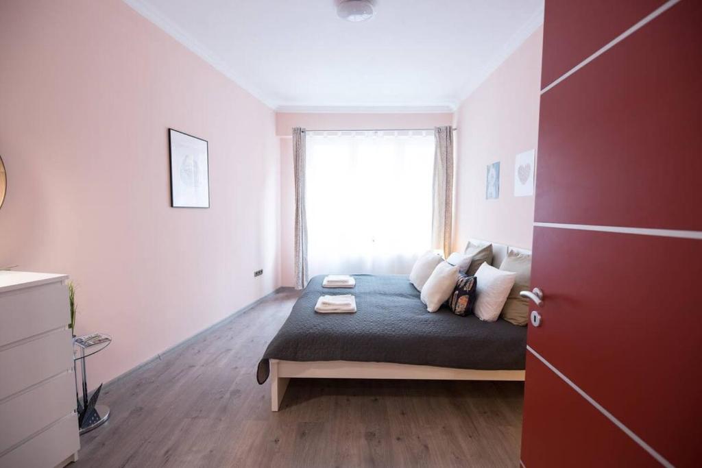 Posteľ alebo postele v izbe v ubytovaní Ultra central large home with AC and balcony