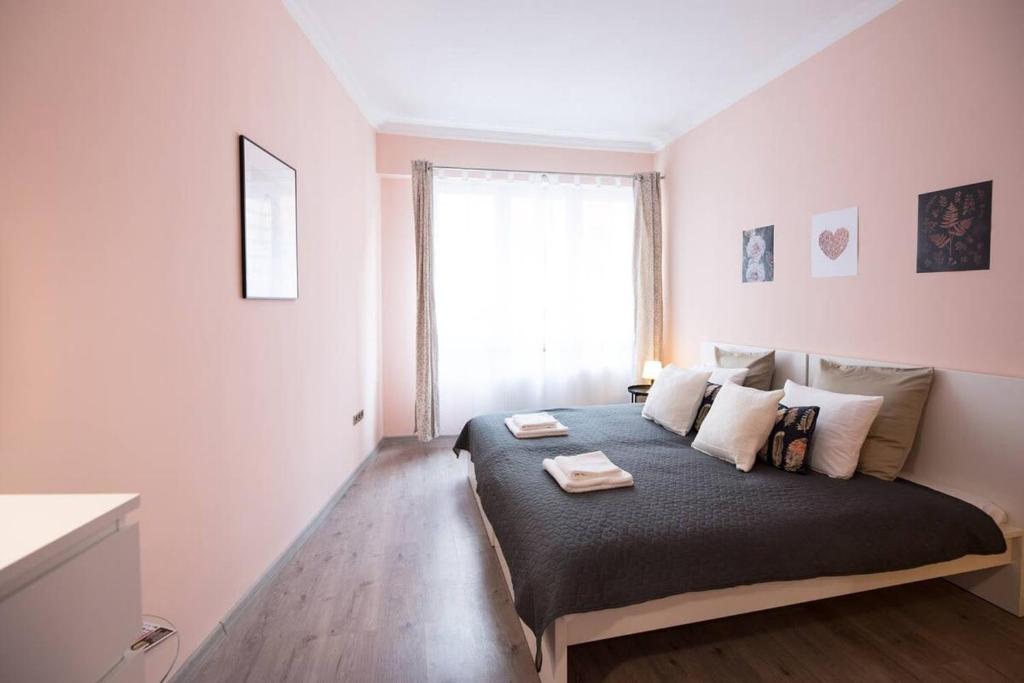 Posteľ alebo postele v izbe v ubytovaní Ultra central large home with AC and balcony