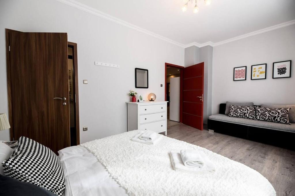 Posteľ alebo postele v izbe v ubytovaní Ultra central large home with AC and balcony