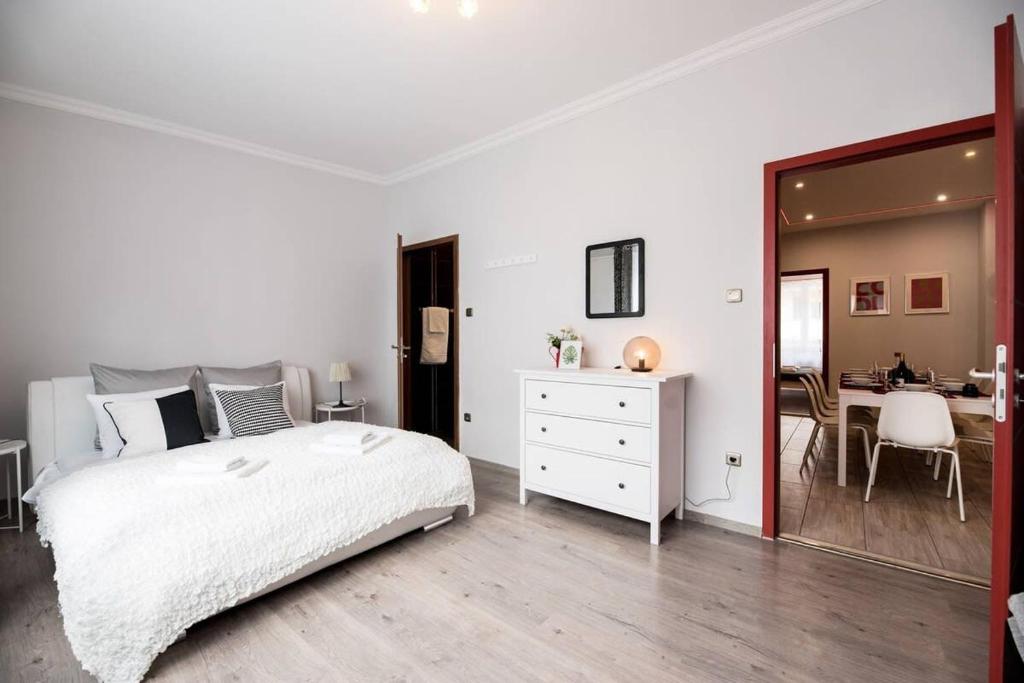 Posteľ alebo postele v izbe v ubytovaní Ultra central large home with AC and balcony