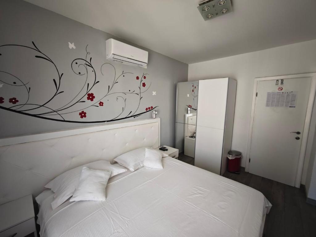 Postel nebo postele na pokoji v ubytování Nirvana Rooms & Apartments