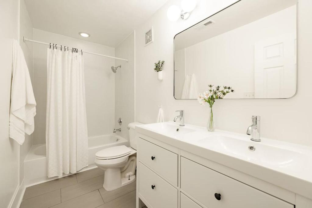 Bilik mandi di Explore OTR from a Parkside Condo - Walk to ALL