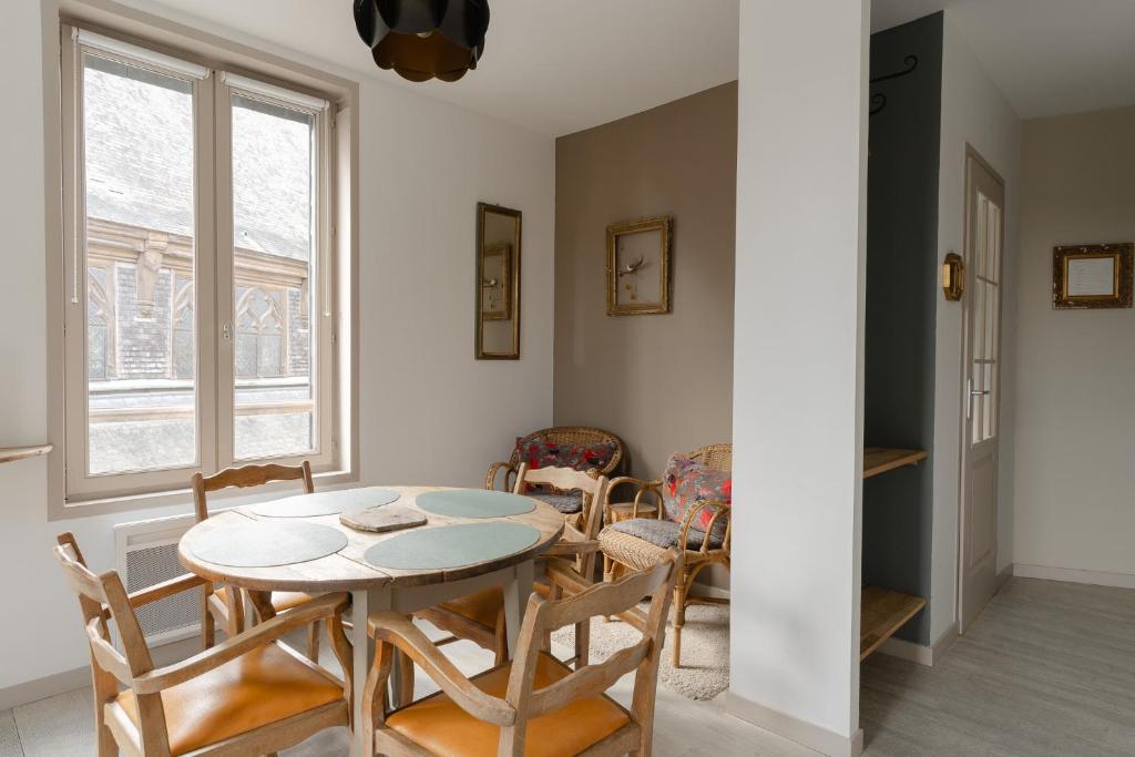 a kitchen and dining room with a table and chairs at Studio et appartements Sainte Catherine in Honfleur