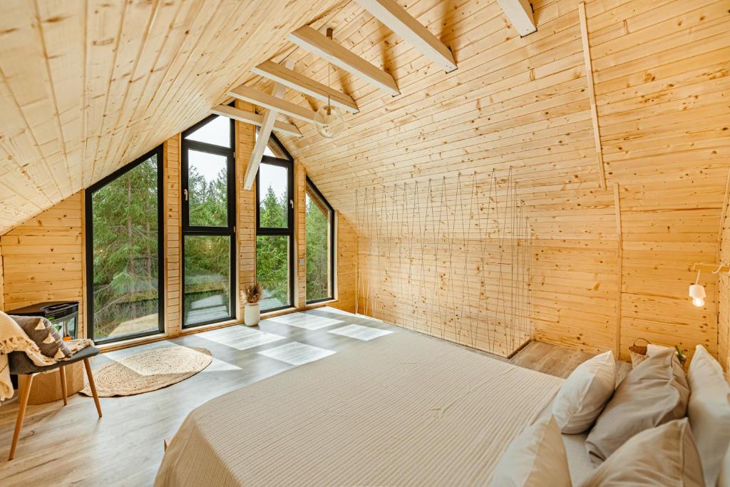 クルジュ・ナポカにあるDuo Cabinのベッド付きの部屋、窓が備わる部屋