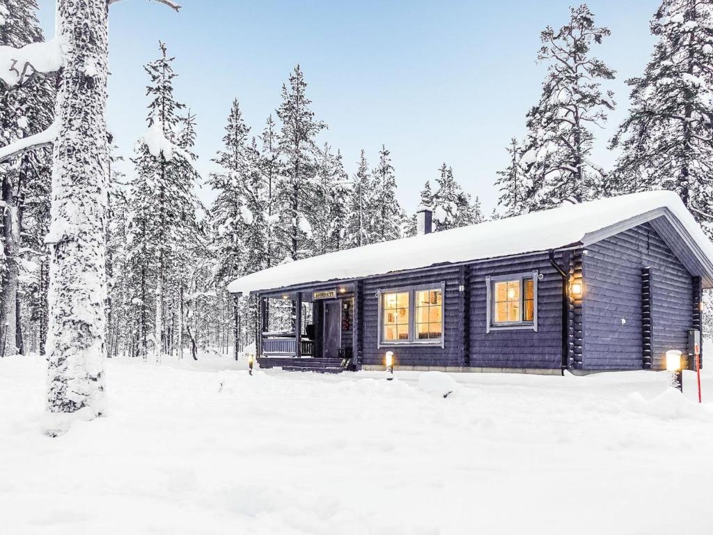 サーリセルカにあるHoliday Home Aarrekammi by Interhomeの雪の青い小屋