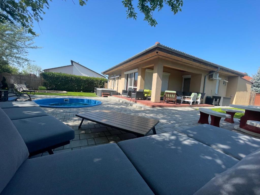 podwórko z basenem i domem w obiekcie Zen Garden Vendégház Siófok w Siófoku