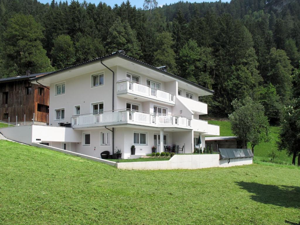 een groot wit gebouw op een heuvel met bomen bij Holiday Home Schiestl - MHO753 by Interhome in Ramsau im Zillertal
