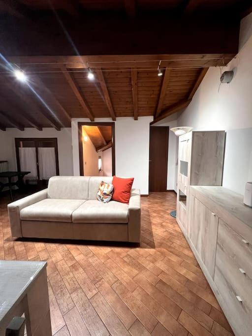 un soggiorno con divano bianco e cuscino rosso di Home 26, near the lake a Valmadrera