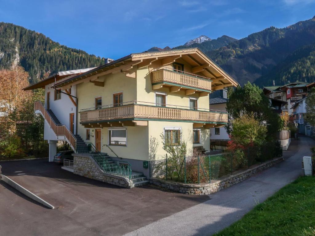 una casa con un balcón en el lateral. en Apartment Eberharter - MHO153 by Interhome en Mayrhofen