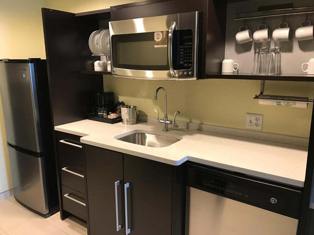Kuchyň nebo kuchyňský kout v ubytování Home2 Suites by Hilton Rahway