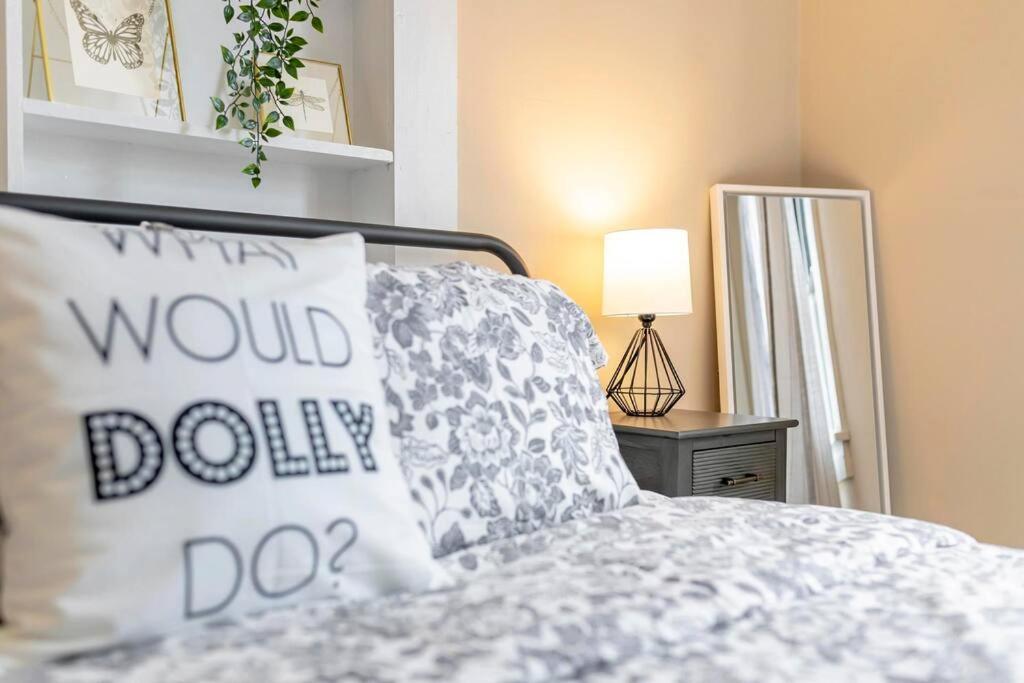 uma cama com uma almofada com as palavras que você faria em 'My Tennessee Mountain Home' in Kingsport em Kingsport