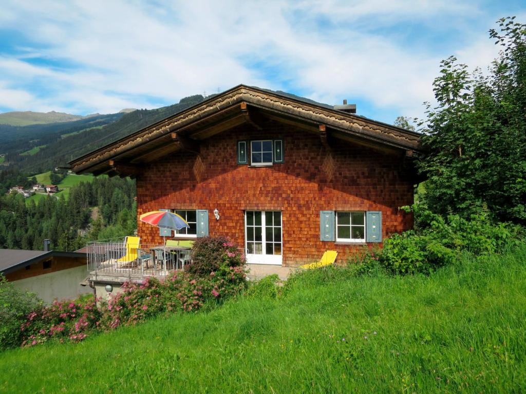 ツェル・アム・ツィラーにあるChalet Jenneweinhütte - ZAZ408 by Interhomeの煉瓦造りの家(テーブル、傘付)