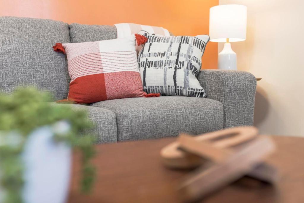ein Wohnzimmer mit einer grauen Couch mit Kissen in der Unterkunft Renovated 2B 1BA apartment in Gray in Johnson City