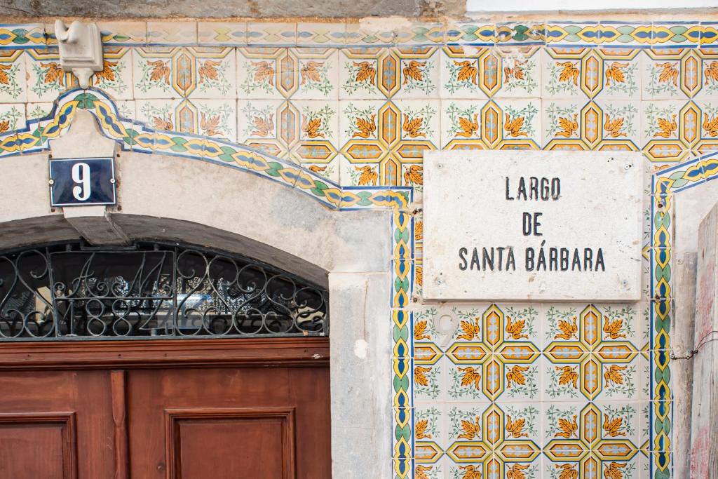 ein Gebäude mit einem Schild über einer Holztür in der Unterkunft The Haus - Santa Bárbara I in Lissabon