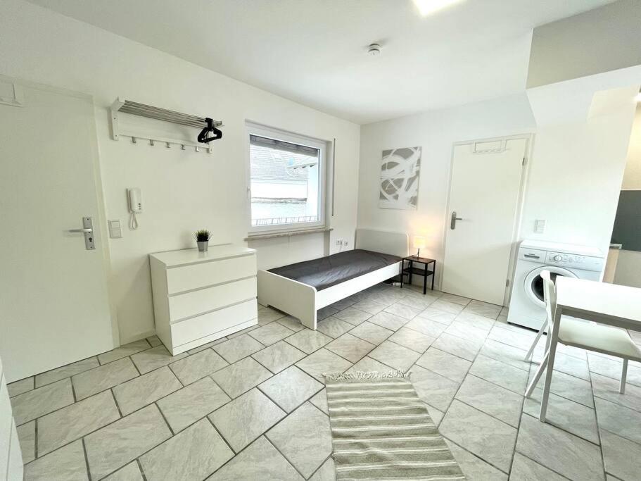 Habitación con cama y lavadora. en Stadtmitte: Schickes Apartment!, en Sinzig