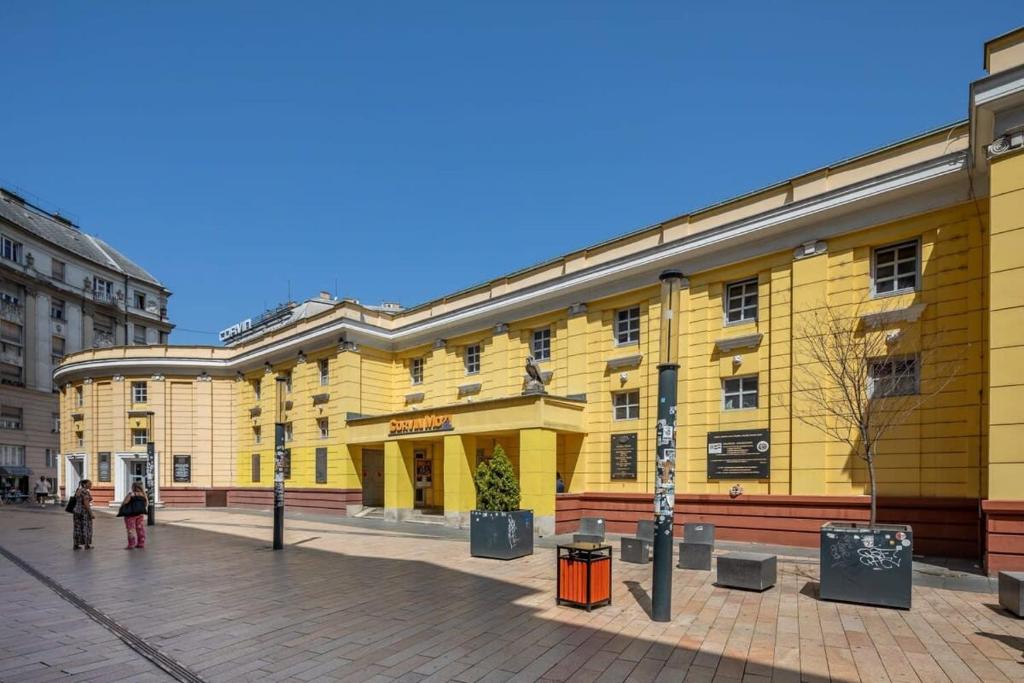 Budova, v ktorej sa apartmán nachádza
