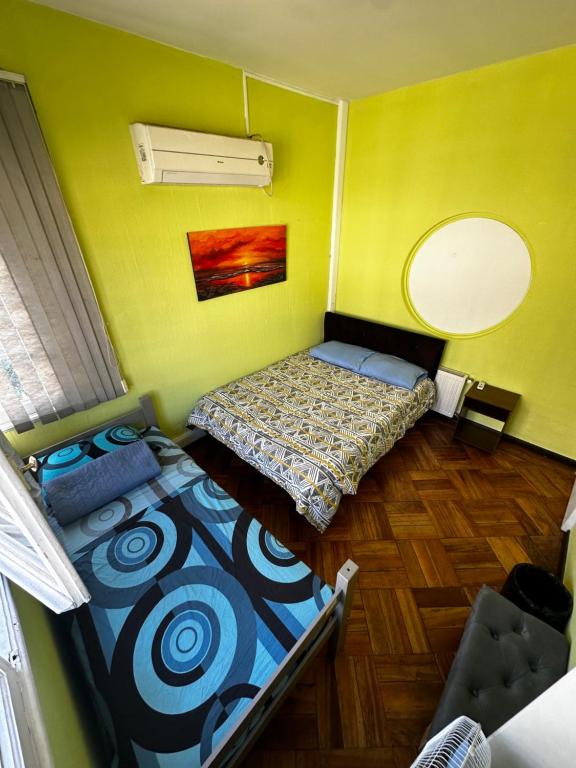 ein kleines Zimmer mit 2 Betten und einem Fenster in der Unterkunft Hostal Viva Chile Providencia - Bustamante in Santiago