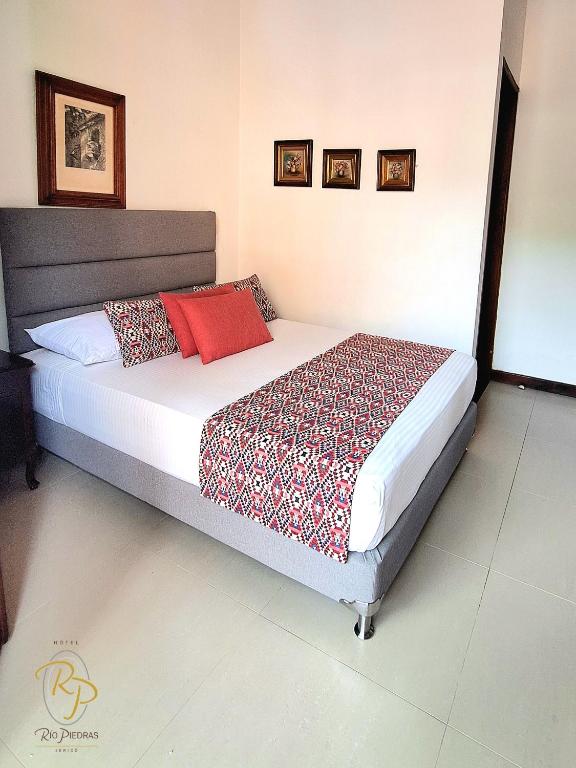Postel nebo postele na pokoji v ubytování Hotel Rio Piedras