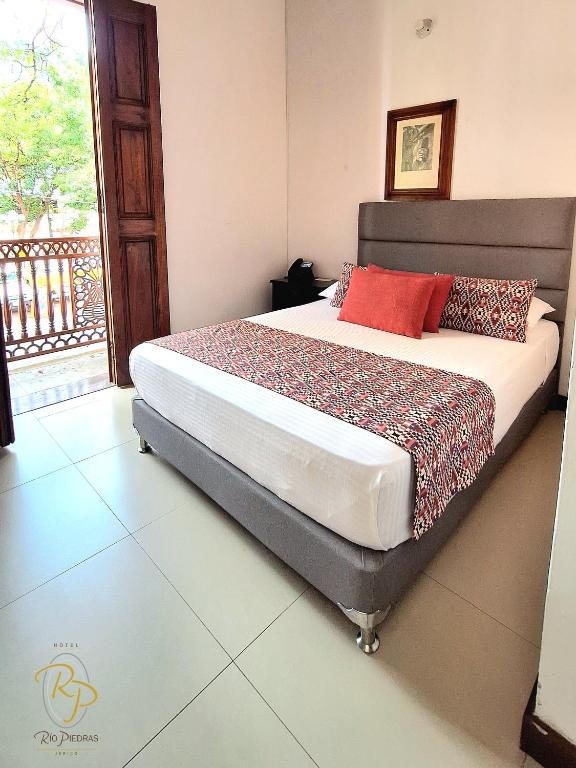 Postel nebo postele na pokoji v ubytování Hotel Rio Piedras