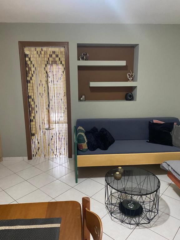 un soggiorno con divano blu e porta di New lovely apartment in Heraklion a Heraklion