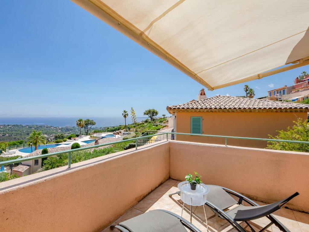 d'un balcon avec des chaises et une vue sur l'océan. dans l'établissement Apartment Le Petit Village-1 by Interhome, aux Issambres