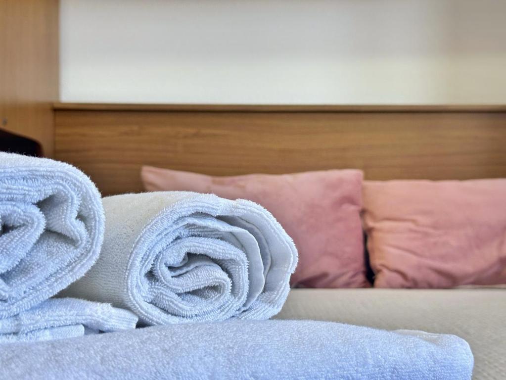 sterta ręczników na łóżku w obiekcie El Puentuco - 31001 w mieście Loredo