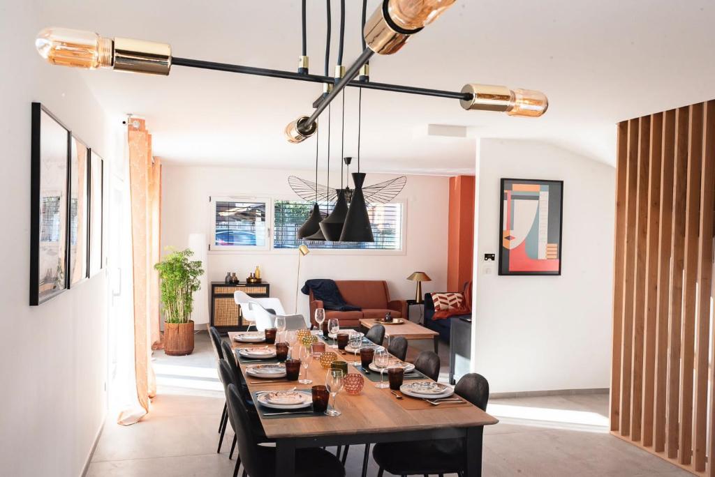 Villa Claber في أونانغ: غرفة طعام مع طاولة طويلة مع كراسي