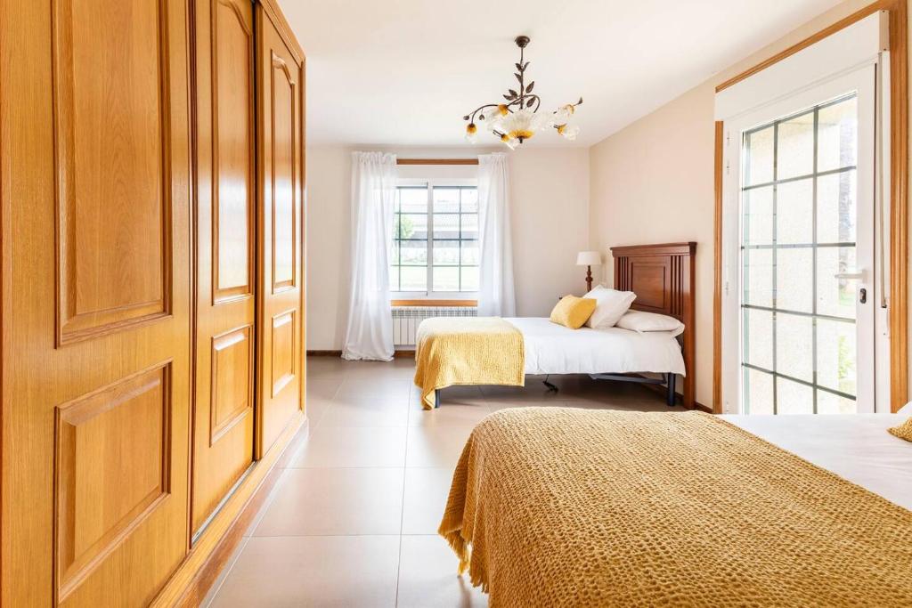 Posteľ alebo postele v izbe v ubytovaní GALIHOST - Casa con enorme jardín en Cambados