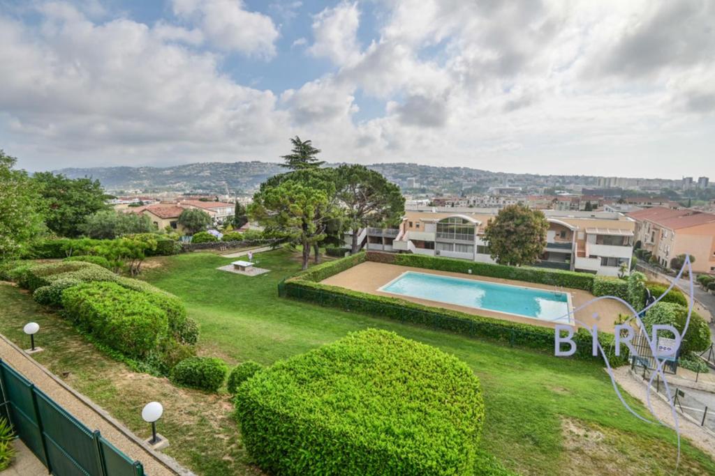 - une vue aérienne sur une cour avec une piscine dans l'établissement Large studio with swimming pool and open view, à Saint-Laurent-du-Var
