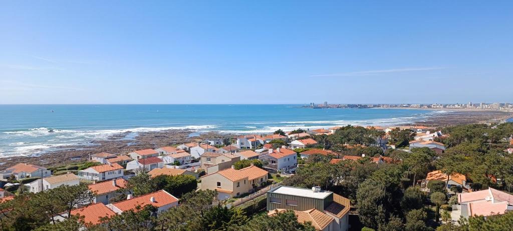 - une vue sur la ville et l'océan avec des maisons dans l'établissement Antares - Appartement vue mer - Les sables, à Les Sables-dʼOlonne