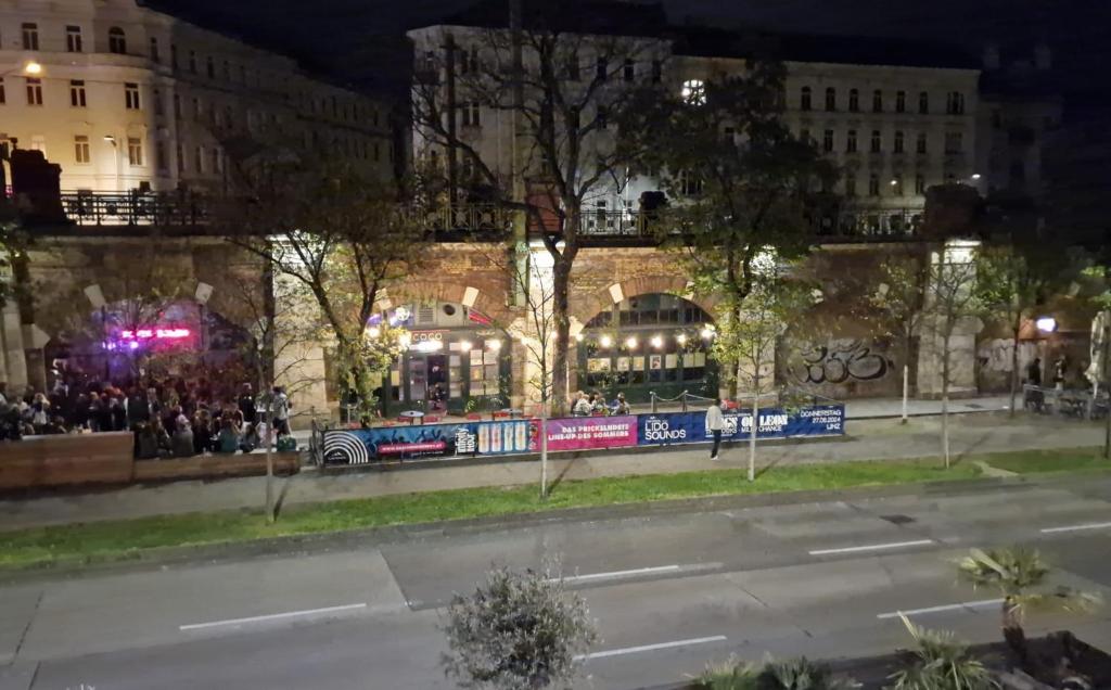 een uitzicht op een gebouw met een menigte mensen bij Weberknecht Apartments in Wenen