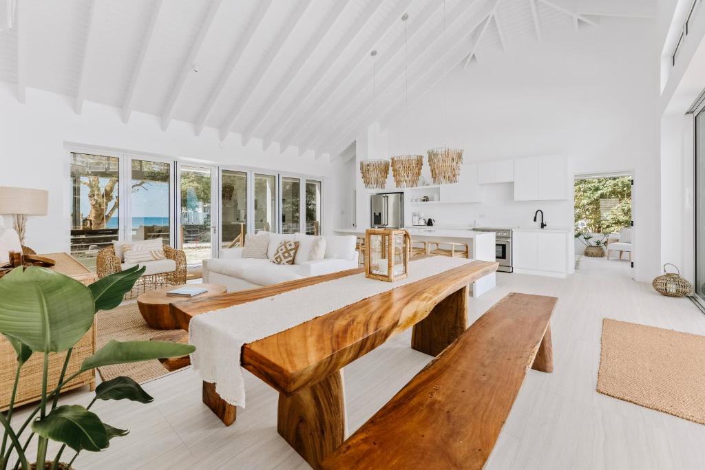 uma sala de estar com uma mesa e um sofá em Long Bay Beach Resort em Tortola Island