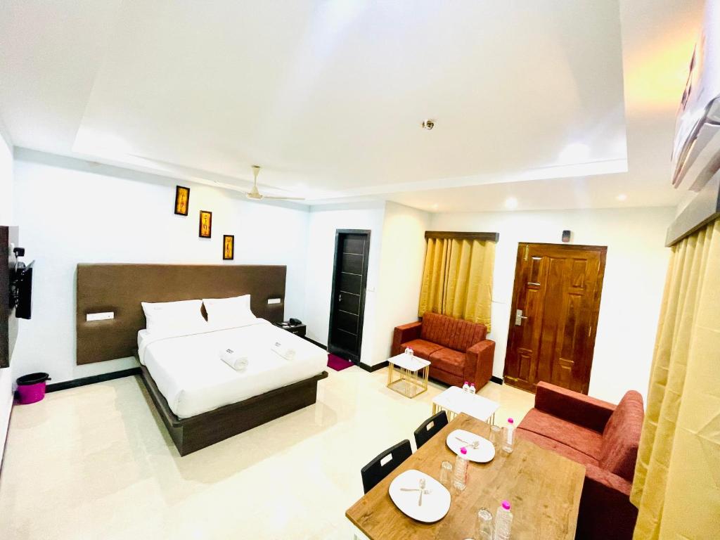 Postel nebo postele na pokoji v ubytování Deccan Suites, Tirupati
