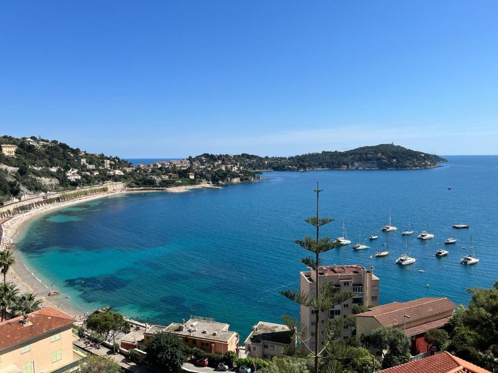 - une vue sur une plage avec des bateaux dans l'eau dans l'établissement LES NEREIDES AP4359 By Riviera Holiday Homes, à Villefranche-sur-Mer