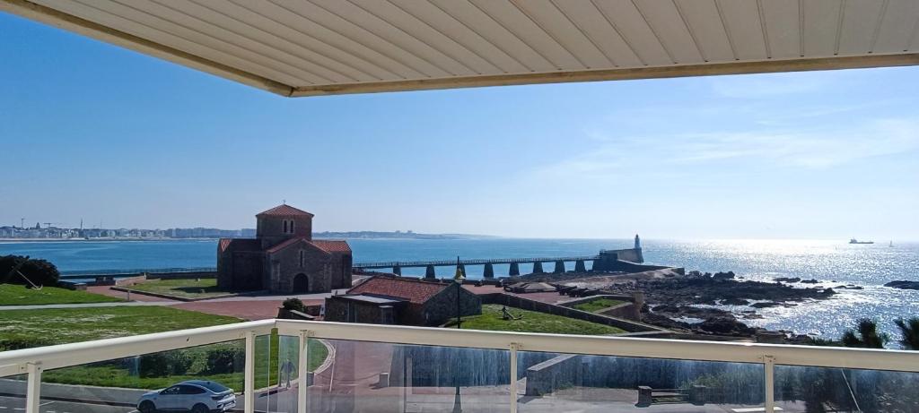 une vue sur l'océan depuis le balcon d'une maison dans l'établissement Ancora3 Appartement vue mer et place de parking, à Les Sables-dʼOlonne