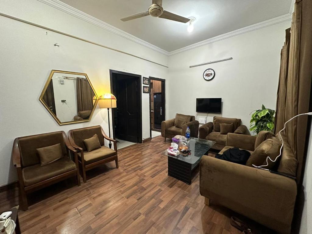 uma sala de estar com dois sofás e uma mesa em Areej tower E-11/3 Islamabad em Islamabad