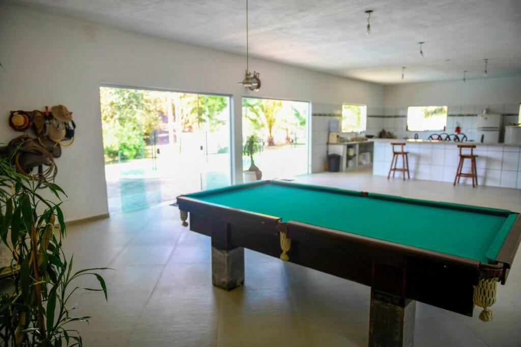 una sala de estar con una mesa de billar. en Sítio agradável com piscina em Condomínio fechado en Brumadinho
