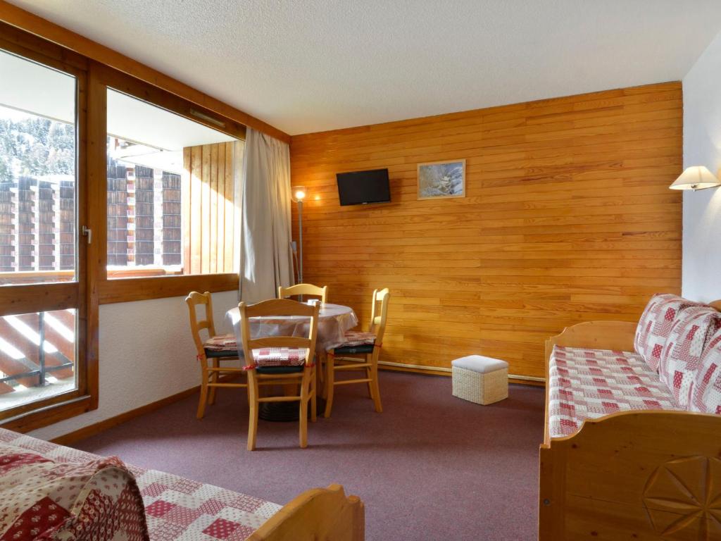 a room with a table and a dining room at Studio Plagne Bellecôte, 1 pièce, 4 personnes - FR-1-181-2356 in La Plagne Tarentaise