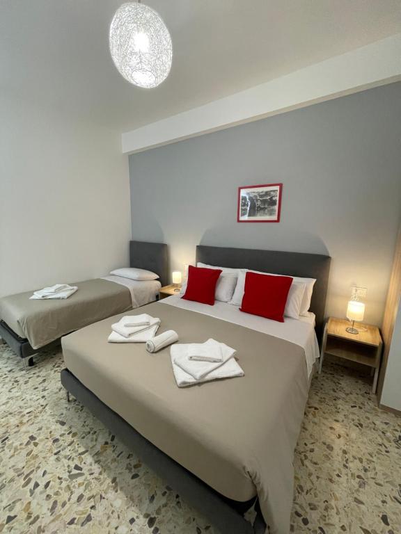 um quarto de hotel com duas camas com toalhas em Trastevere Station Sweet Rest em Roma