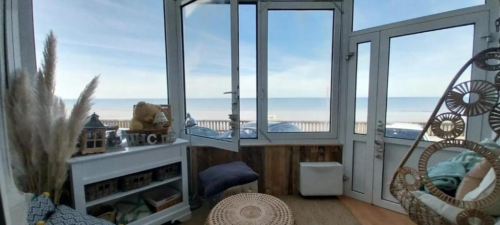 グランカン・メジーにあるMaison de 3 chambres avec vue sur la mer balcon et wifi a Grandcamp Maisyの海の景色を望むバルコニー付きの客室です。