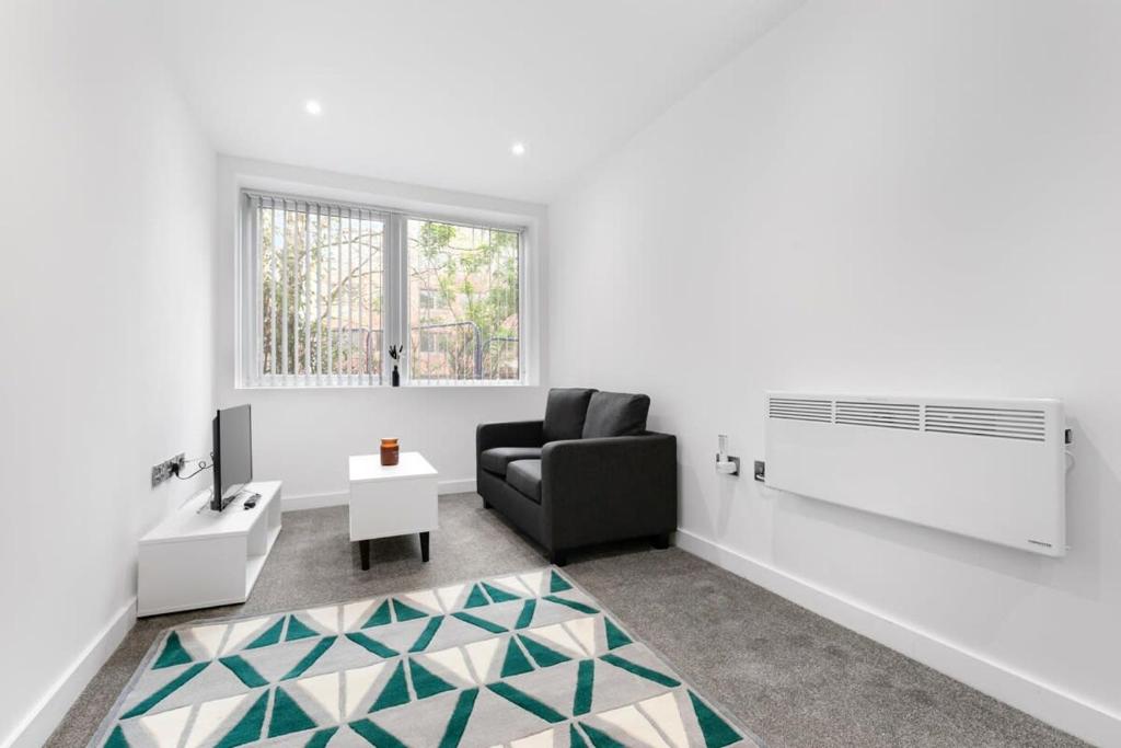 a living room with a chair and a window at Spacious 1 Bedroom Apartment in Central Newbury in Newbury